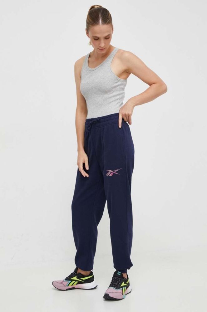 Спортивні штани Reebok MODERN SAFARI колір синій з принтом фото 2