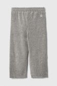 Дитячі спортивні штани United Colors of Benetton колір сірий з аплікацією (3463372)