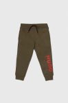 Дитячі бавовняні штани HUGO колір зелений з принтом (3463387) Дитячі бавовняні штани HUGO колір зелений з принтом (3463387)