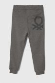 Дитячі бавовняні штани United Colors of Benetton колір сірий однотонні (3398242)