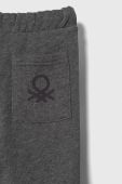 Дитячі бавовняні штани United Colors of Benetton колір сірий однотонні (3395046)