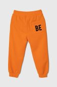 Дитячі спортивні штани United Colors of Benetton колір помаранчевий з принтом