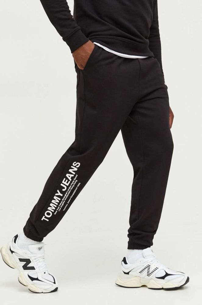 Бавовняні спортивні штани Tommy Jeans колір чорний з принтом (3421721)