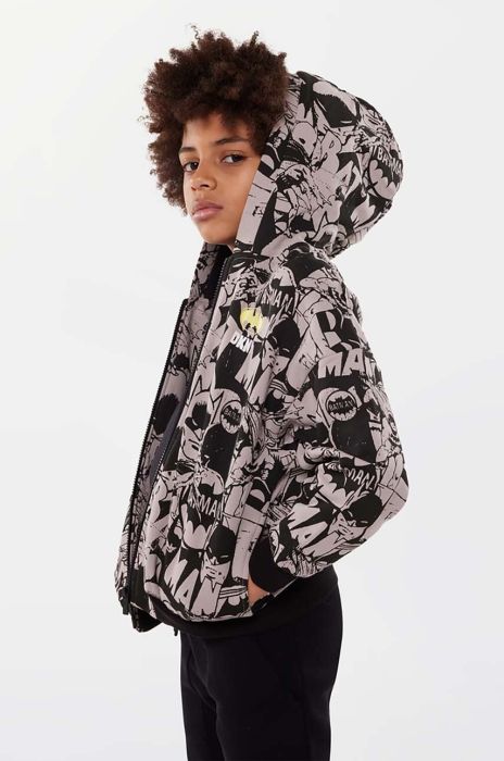 Дитяча бавовняна кофта Dkny x DC Comics колір чорний з капюшоном візерунок (3640578) Дитяча бавовняна кофта Dkny x DC Comics колір чорний з капюшоном візерунок (3640578)