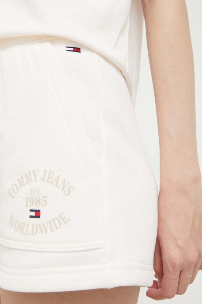 Бавовняні шорти Tommy Jeans колір бежевий з принтом висока посадка фото 4