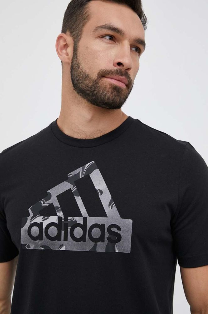 Бавовняна футболка adidas колір чорний з принтом (3336166)