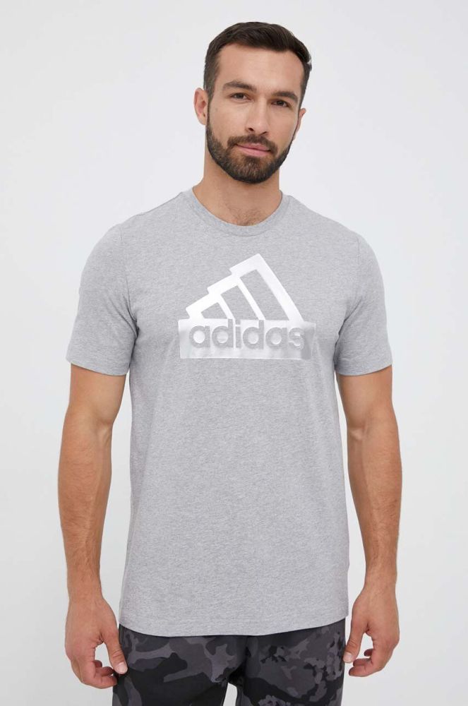 Бавовняна футболка adidas колір сірий з принтом (3336169)
