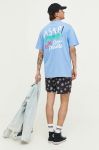 Бавовняна футболка On Vacation з принтом колір блакитний