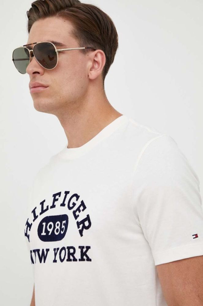 Бавовняна футболка Tommy Hilfiger колір бежевий з аплікацією (3435346) фото 4