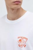 Бавовняна футболка On Vacation чоловічий колір білий з принтом (3615416)