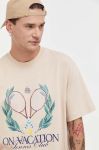 Бавовняна футболка On Vacation чоловічий колір бежевий з принтом