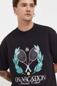Бавовняна футболка On Vacation чоловічий колір чорний з принтом (3626493)