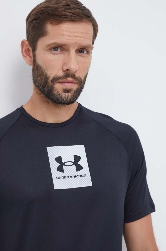 Тренувальна футболка Under Armour колір чорний з принтом