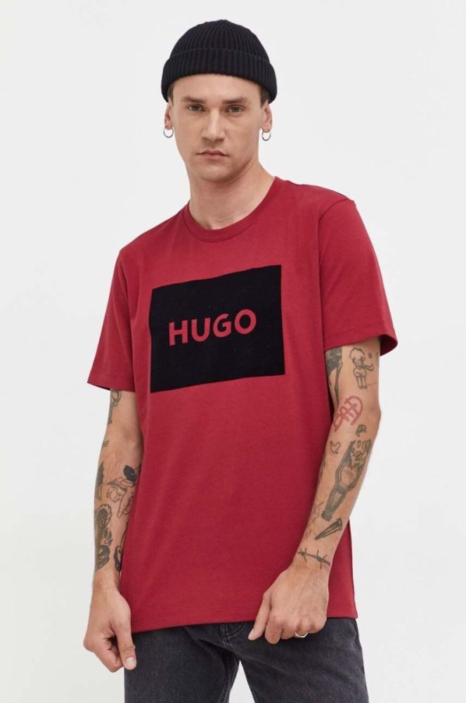 Бавовняна футболка HUGO чоловічий колір бордовий з принтом фото 4