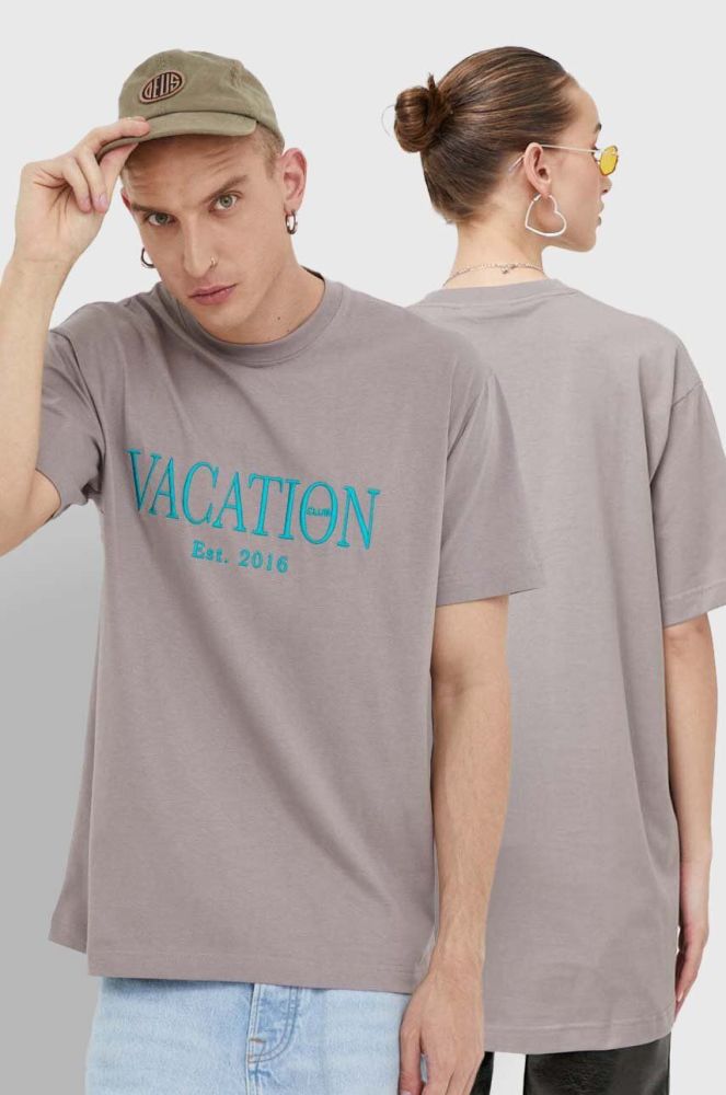 Бавовняна футболка On Vacation колір бежевий з аплікацією (3333430)