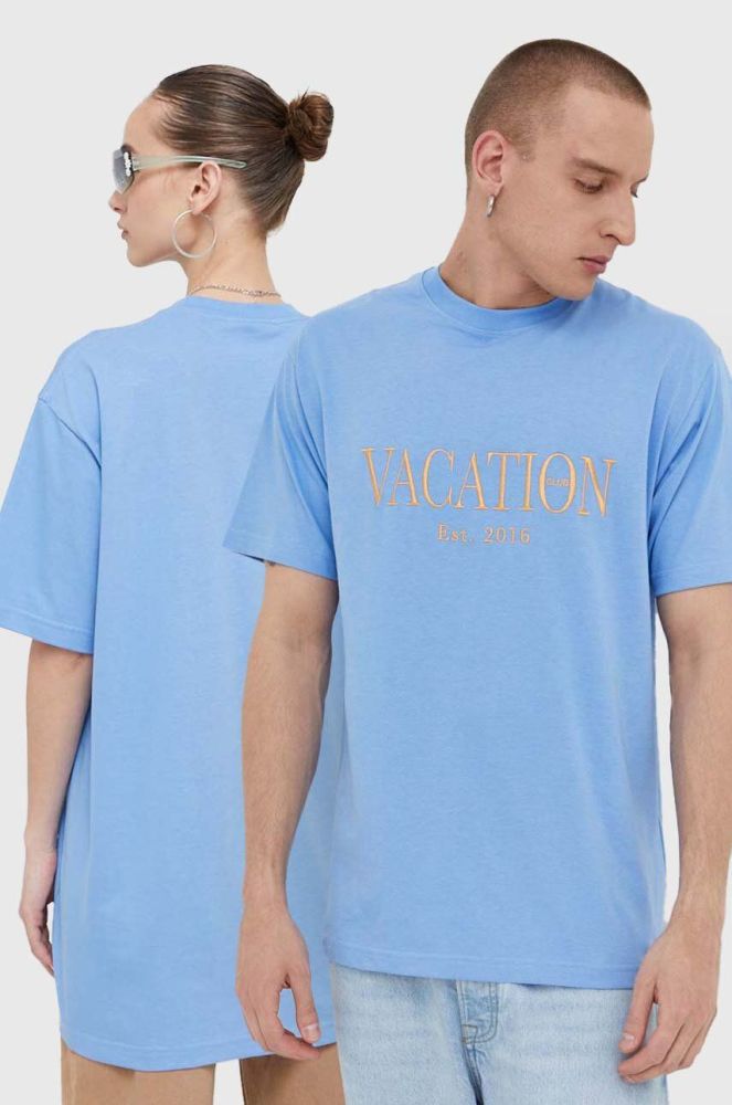 Бавовняна футболка On Vacation з аплікацією колір блакитний