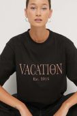 Бавовняна футболка On Vacation колір чорний з аплікацією (3587816)
