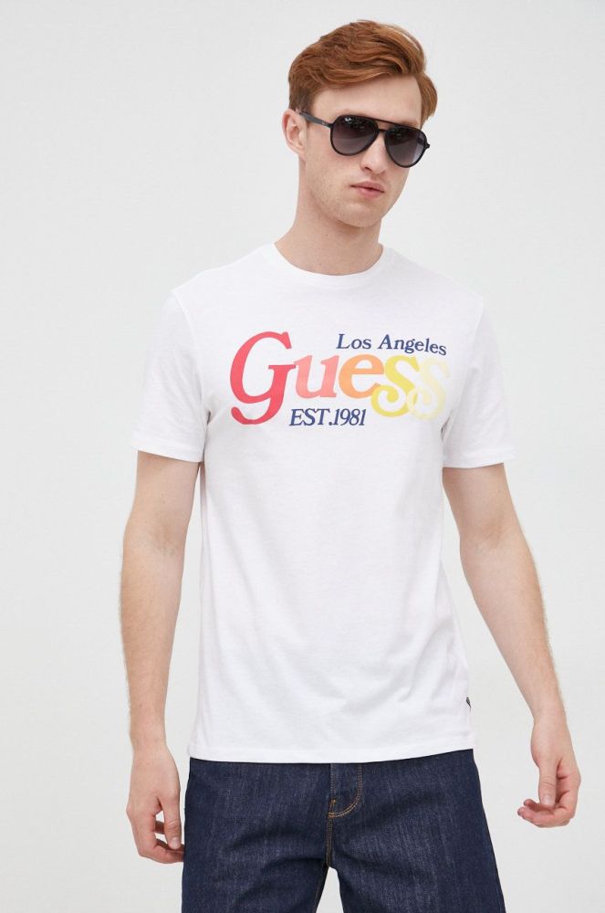 Бавовняна футболка Guess колір білий з принтом (2434750)