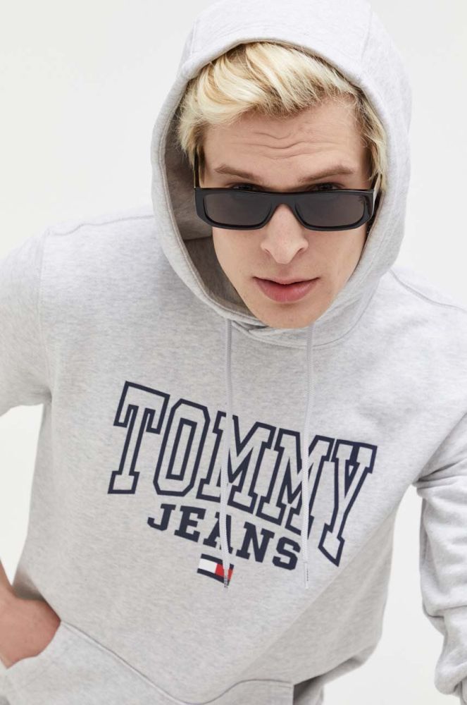 Бавовняна кофта Tommy Jeans чоловіча колір сірий з капюшоном з принтом (3276688)