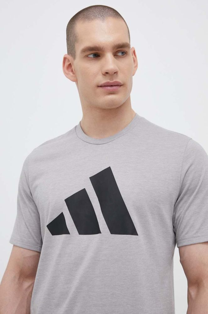 Тренувальна футболка adidas Performance Train Essentials Feelready Logo колір сірий з принтом