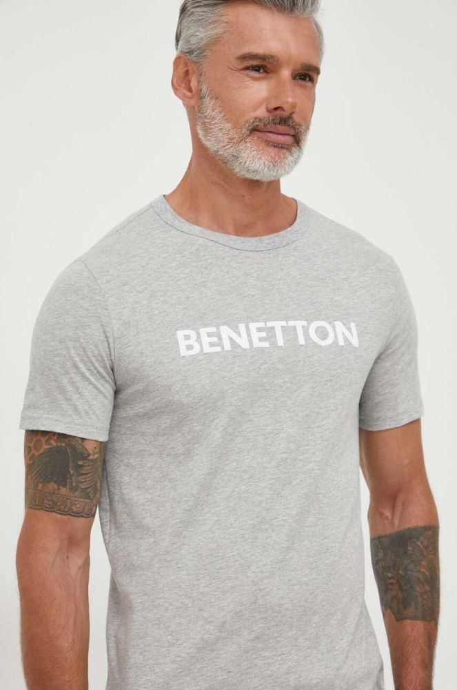 Бавовняна футболка United Colors of Benetton колір сірий з принтом (3412140)