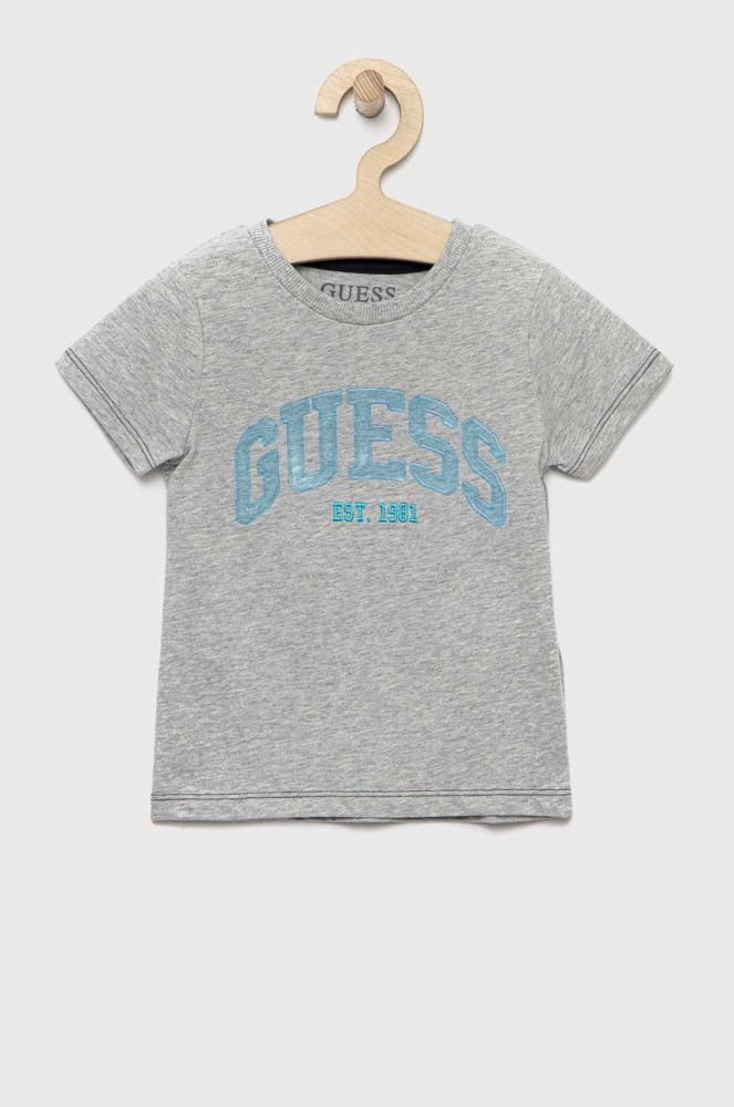 Дитяча бавовняна футболка Guess колір сірий візерунок (2883367)