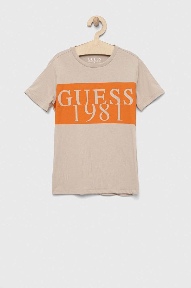 Дитяча бавовняна футболка Guess колір бежевий з принтом (3015521)