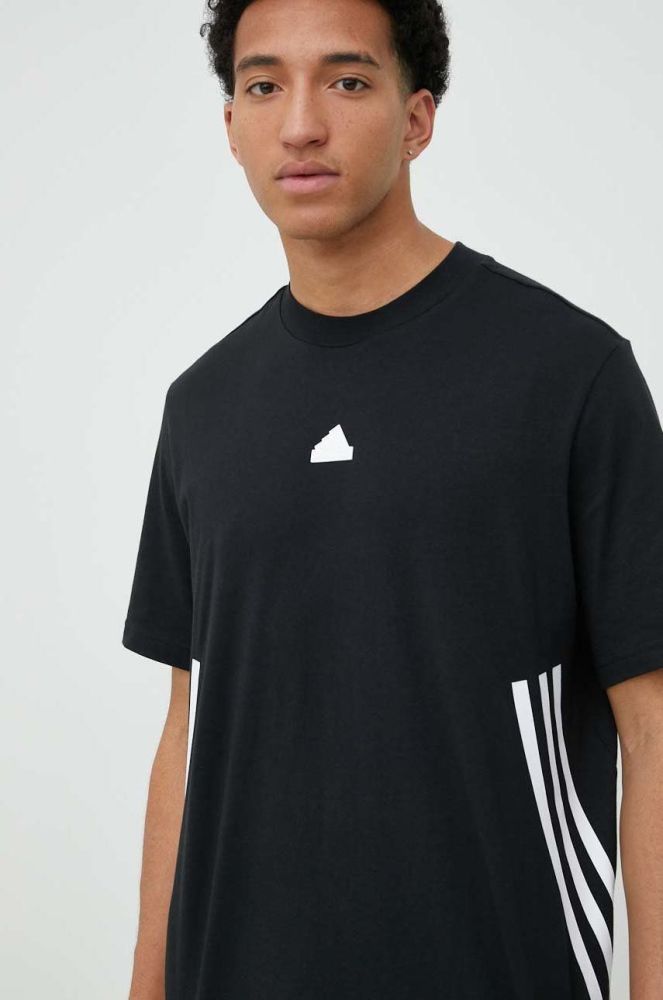 Бавовняна футболка adidas колір чорний з принтом (2891743)