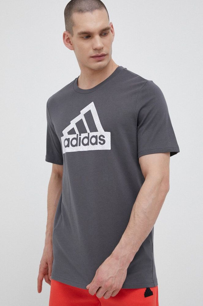 Бавовняна футболка adidas колір сірий з принтом (3148872)