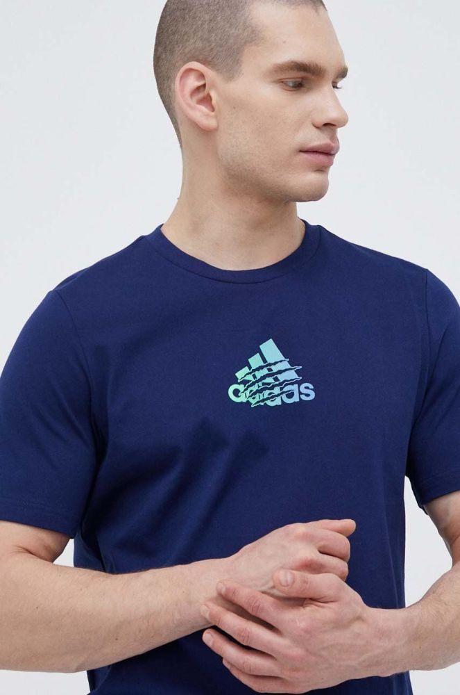 Бавовняна футболка adidas колір синій з принтом (3152166)