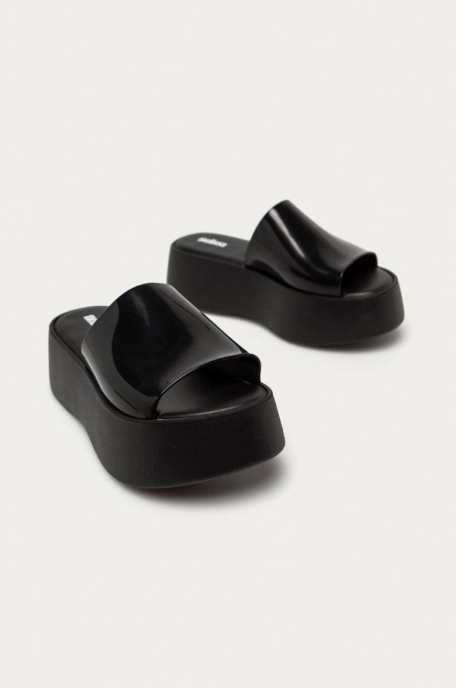 Шльопанці Melissa жіночі колір чорний на платформі фото 2