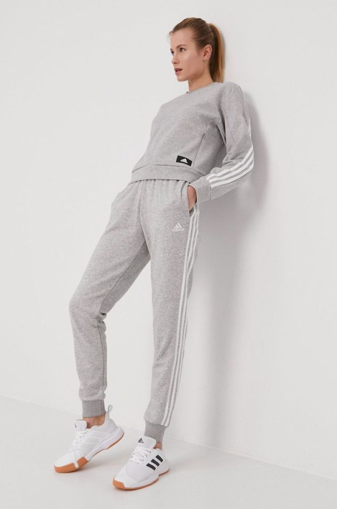Штани adidas жіночі колір сірий з аплікацією фото 2