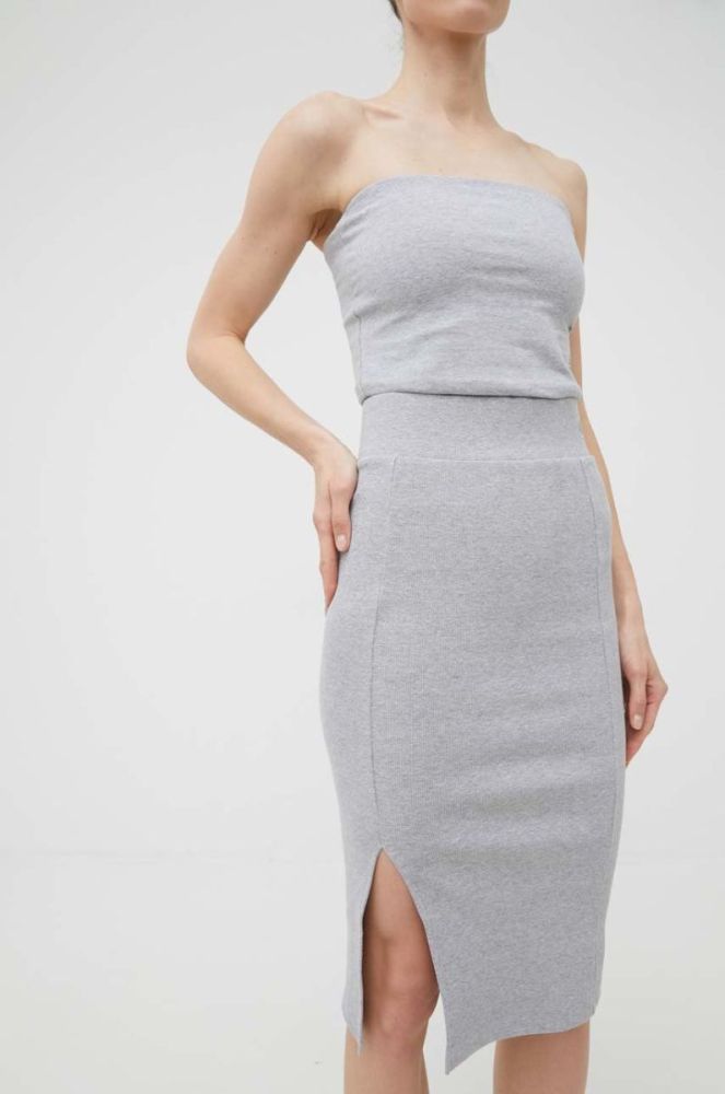Топ Dkny жіночий колір сірий оголоне плече фото 4