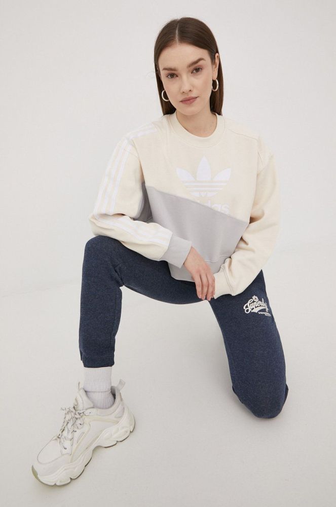 Кофта adidas Originals Adicolor жіноча колір сірий з принтом HC7055-WONWHI