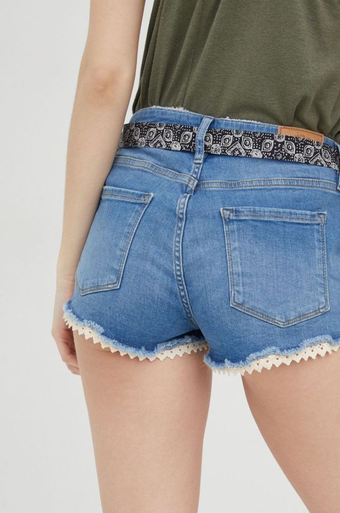 Джинсові шорти Superdry жіночі з аплікацією середня посадка колір блакитний фото 3