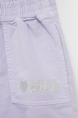 Дитячі бавовняні шорти Guess колір фіолетовий з принтом
