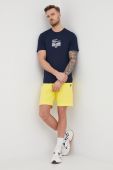 Бавовняні шорти Lyle & Scott чоловічі колір жовтий