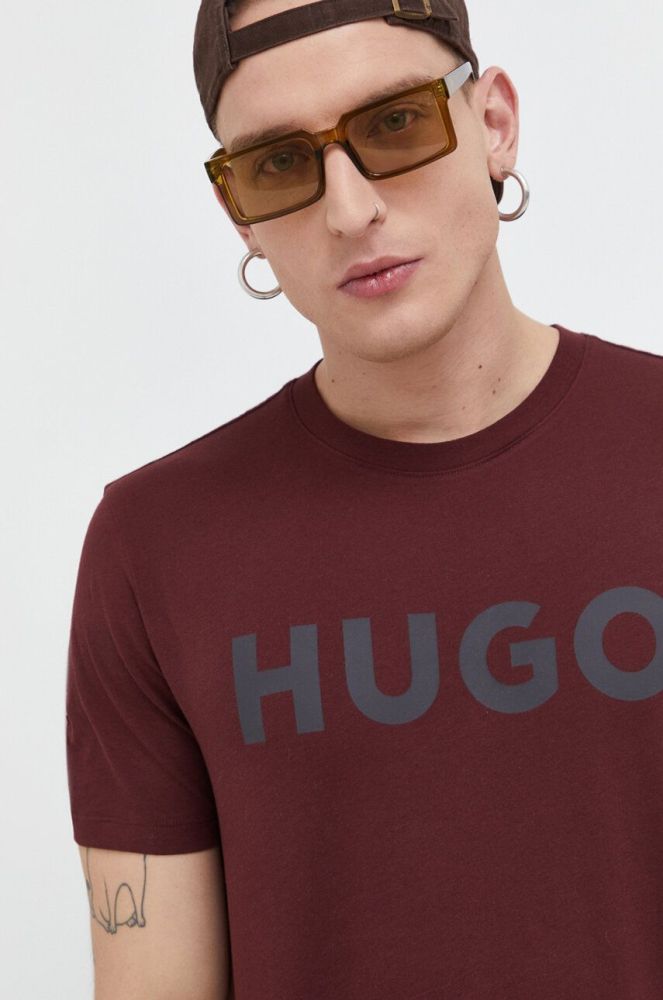 Бавовняна футболка HUGO колір бордовий з принтом (3452100)
