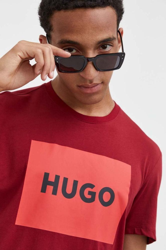 Бавовняна футболка HUGO колір бордовий з принтом (3508748)