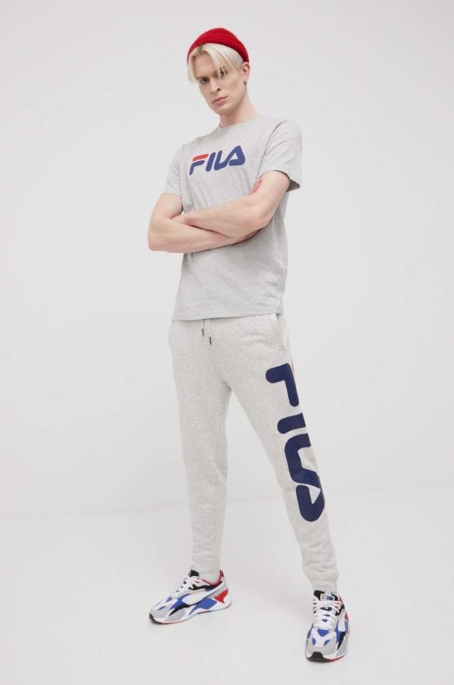 Бавовняна футболка Fila колір сірий з принтом фото 2