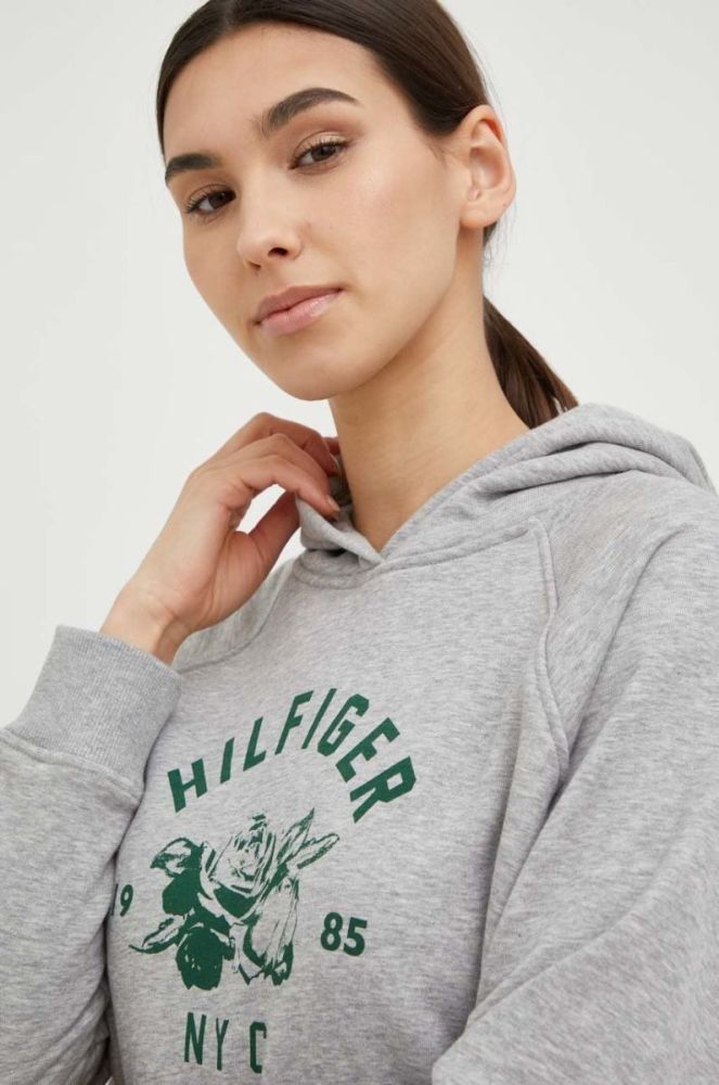 Кофта Tommy Hilfiger жіноча колір сірий з капюшоном з принтом (2837136) фото 4