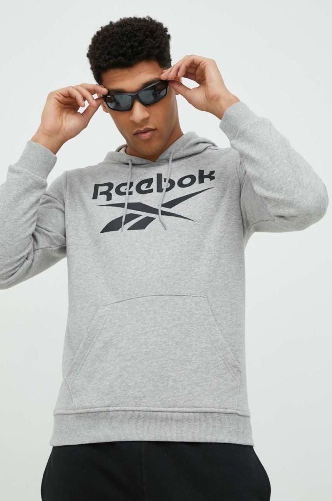 Кофта Reebok чоловіча колір сірий з капюшоном з принтом фото 4