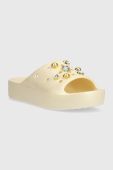 Шльопанці Crocs Classic Platform Crystals Perls Slide жіночі колір бежевий на платформі 208388