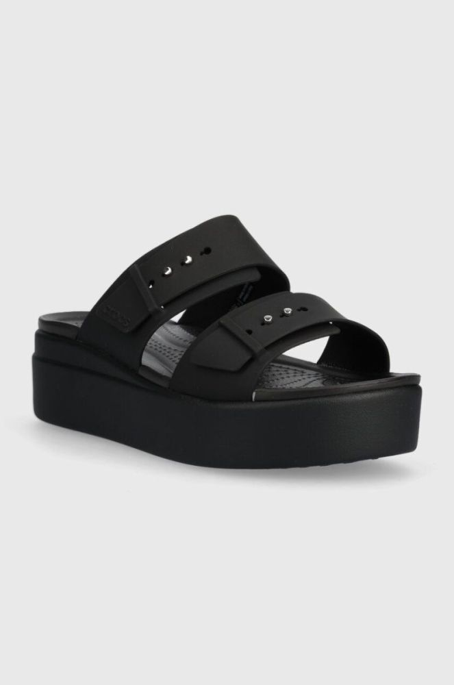 Шльопанці Crocs Brooklyn Low Wedge Sandal жіночі колір чорний на платформі 207431 фото 2