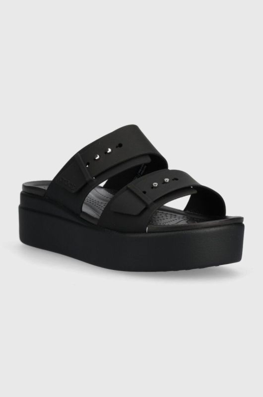 Шльопанці Crocs Brooklyn Low Wedge Sandal жіночі колір чорний на платформі 207431 фото 2