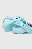 Дитячі шльопанці Crocs DISNEY FROZEN II CLOG T колір блакитний