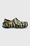 Шльопанці Crocs Classic All Terain Camo Clog чоловічі колір зелений 208062 208062.0C4-0C4 Шльопанці Crocs Classic All Terain Camo Clog чоловічі колір зелений 208062 208062.0C4-0C4