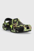 Шльопанці Crocs Classic Spray Camo Clog чоловічі колір чорний 208261 208261.001-001