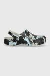 Шльопанці Crocs Classic Spray Camo Clog чоловічі колір сірий 208261 Шльопанці Crocs Classic Spray Camo Clog чоловічі колір сірий 208261