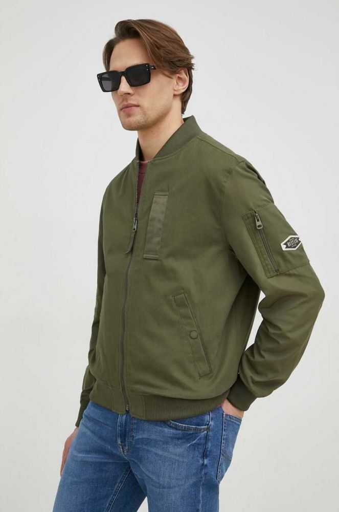 Куртка-бомбер Mustang чоловічий колір зелений перехідна